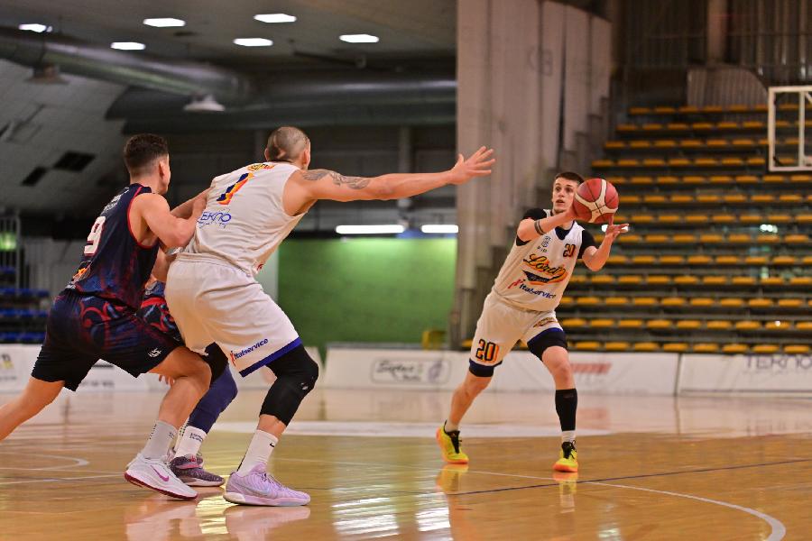 https://www.basketmarche.it/immagini_articoli/08-05-2025/loreto-pesaro-gianmarco-gulini-siamo-consapevoli-quello-possiamo-fare-vogliamo-giocarcela-fino-fondo-600.jpg