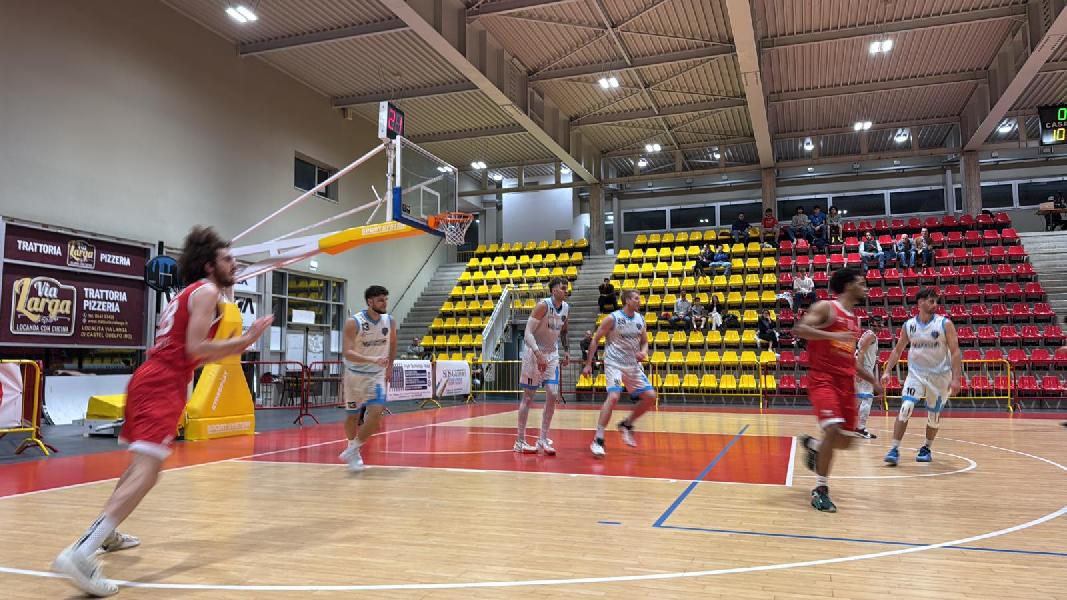 https://www.basketmarche.it/immagini_articoli/08-05-2025/playoff-vasto-basket-espugna-campo-olimpia-castello-2010-conquista-salvezza-600.jpg
