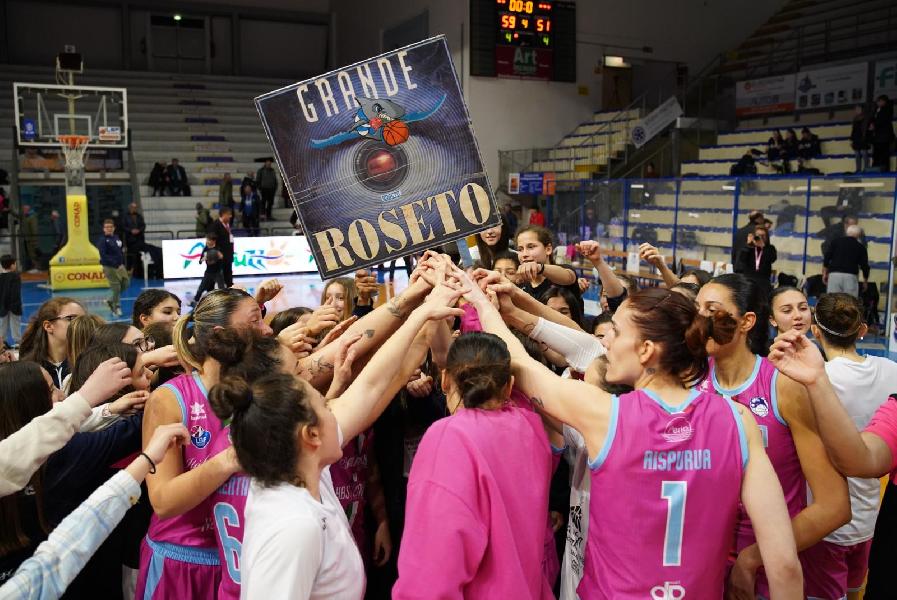 https://www.basketmarche.it/immagini_articoli/09-03-2024/final-eight-coppa-italia-panthers-roseto-conquistano-semifinale-salvatore-selargius-600.jpg