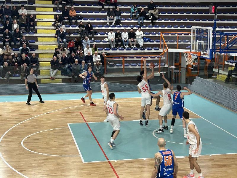 https://www.basketmarche.it/immagini_articoli/09-03-2025/attila-porto-recanati-sbanca-campo-amatori-pescara-dopo-supplementare-super-ciribeni-600.jpg