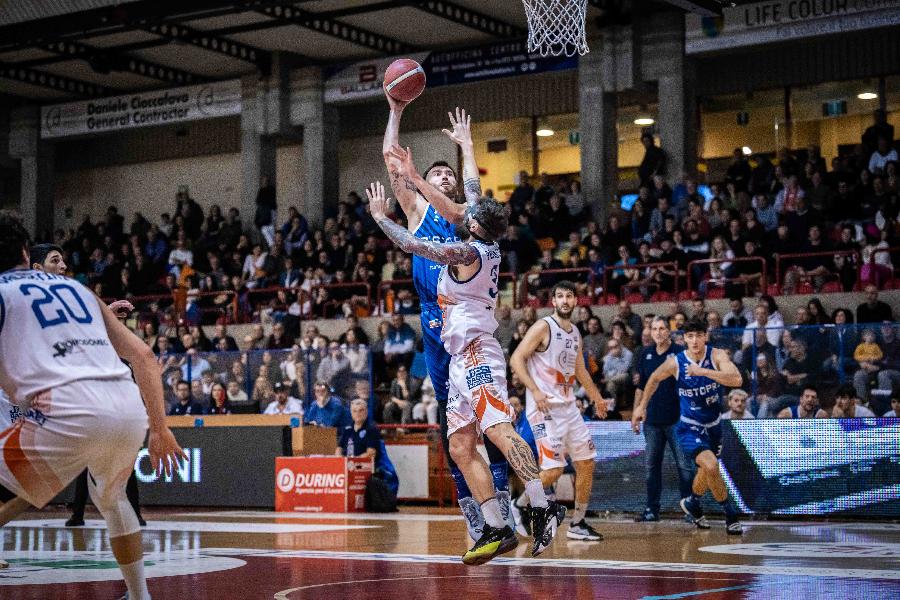 https://www.basketmarche.it/immagini_articoli/09-03-2025/janus-fabriano-vince-derby-campo-basket-jesi-academy-600.jpg
