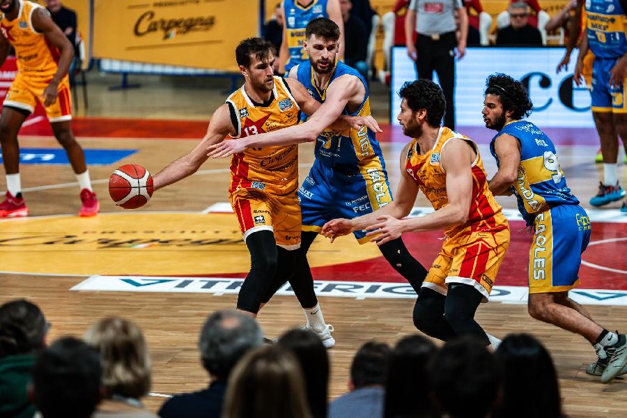 https://www.basketmarche.it/immagini_articoli/09-03-2025/pesaro-capitan-imbr-rieti-quasi-scontro-diretto-puntiamo-anche-ribaltare-differenza-canestri-600.jpg
