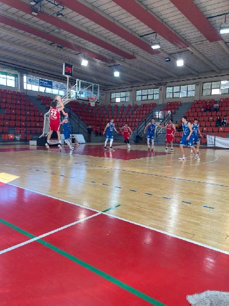 https://www.basketmarche.it/immagini_articoli/09-05-2021/pallacanestro-senigallia-sconfitta-casa-roseto-chiude-posto-600.jpg