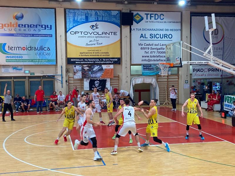 https://www.basketmarche.it/immagini_articoli/09-05-2024/playoff-loreto-pesaro-sbanca-senigallia-ribalta-fattore-campo-600.jpg