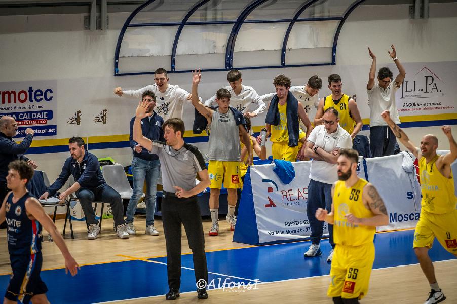 https://www.basketmarche.it/immagini_articoli/09-05-2024/playoff-pallacanestro-recanati-passa-senza-problemi-montemarciano-vola-finale-600.jpg