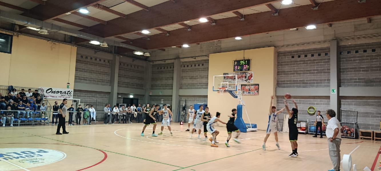 https://www.basketmarche.it/immagini_articoli/09-10-2026/marotta-basket-scappa-tempo-passa-campo-1992-polverigi-basket-600.jpg