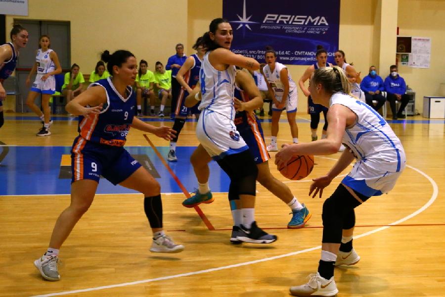 https://www.basketmarche.it/immagini_articoli/10-03-2022/recupero-feba-civitanova-sconfitta-nettamente-campo-blue-lizard-capri-600.jpg