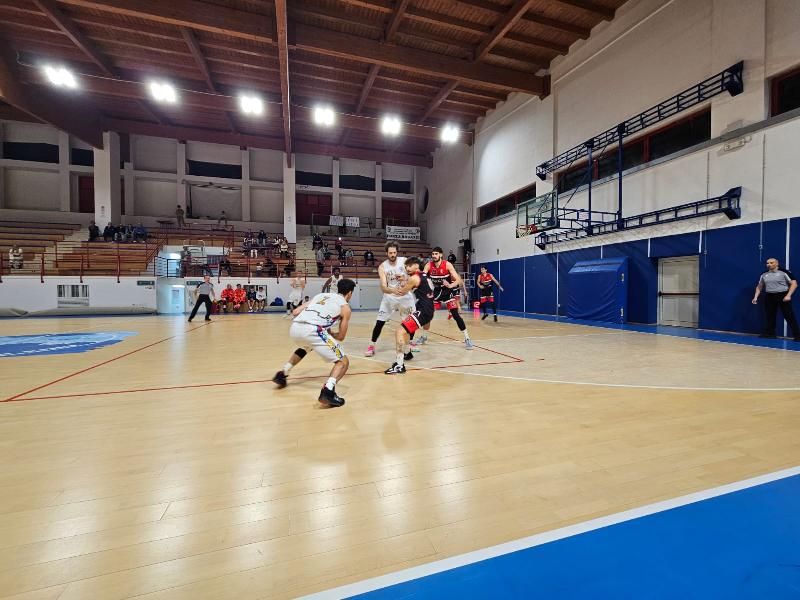 https://www.basketmarche.it/immagini_articoli/10-04-2024/basket-gualdo-espugna-campo-montemarciano-600.jpg