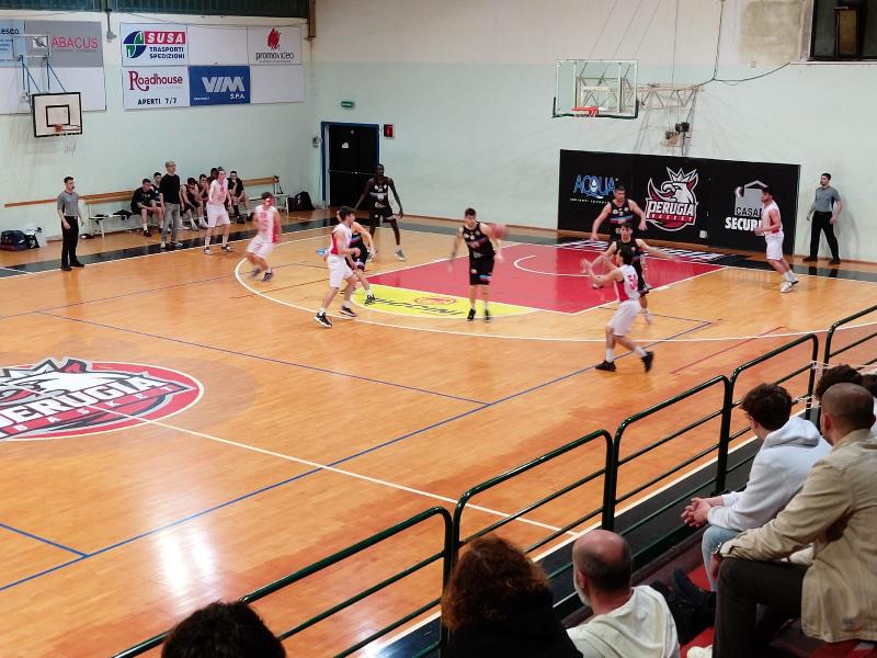 https://www.basketmarche.it/immagini_articoli/10-05-2023/playout-finale-basket-contigliano-firma-colpo-campo-uisp-palazzetto-perugia-600.jpg