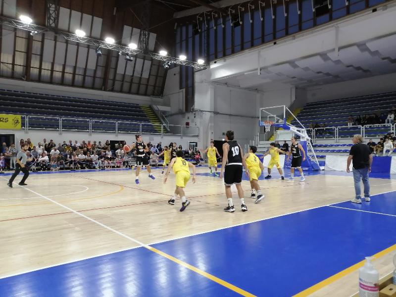 https://www.basketmarche.it/immagini_articoli/10-10-2022/pallacanestro-recanati-fallisce-esordio-rinnovato-palacingolani-pierini-600.jpg