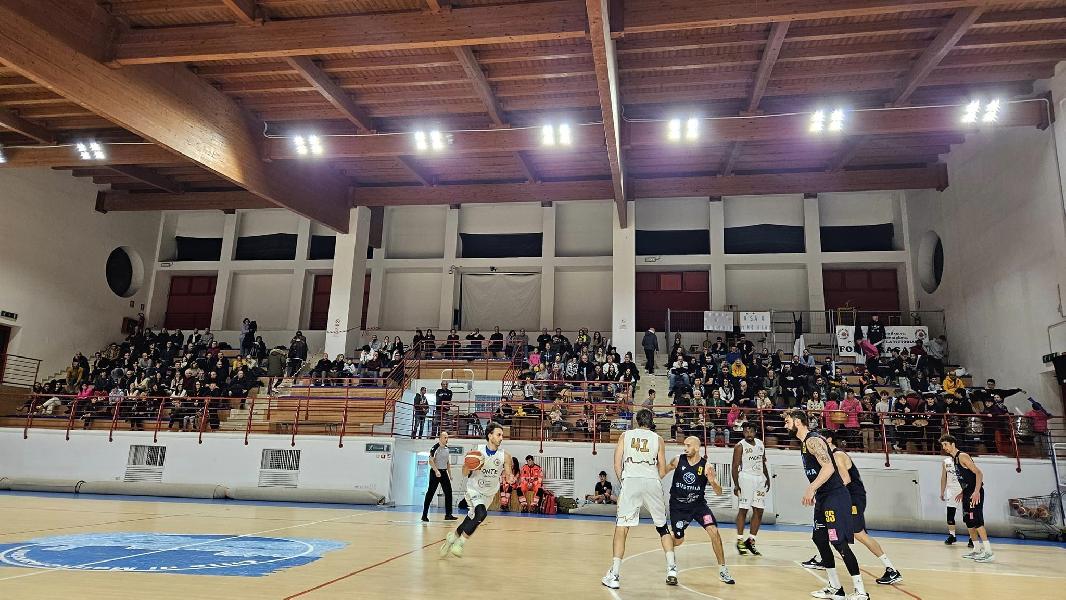 https://www.basketmarche.it/immagini_articoli/10-12-2023/montemarciano-arrende-pallacanestro-recanati-match-600.jpg