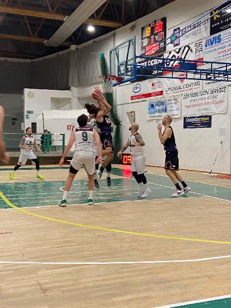 https://www.basketmarche.it/immagini_articoli/10-12-2023/pesaro-basket-ferma-espugna-montecchio-resta-imbattuto-600.jpg