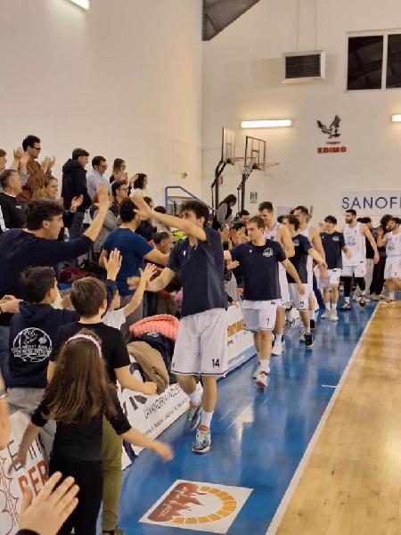 https://www.basketmarche.it/immagini_articoli/11-03-2024/basket-aquilano-conquista-punti-derby-pescara-basket-600.jpg