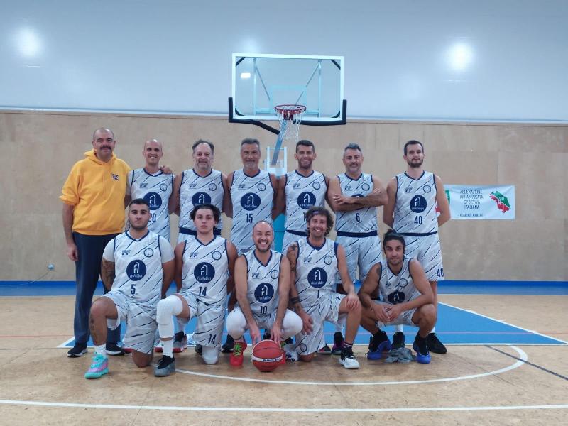 https://www.basketmarche.it/immagini_articoli/11-03-2025/pupazzi-pezza-pesaro-superano-lupo-pesaro-600.jpg