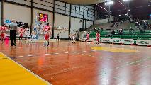https://www.basketmarche.it/immagini_articoli/11-04-2024/playoff-atomika-spoleto-pareggia-conti-cannara-basket-120.jpg
