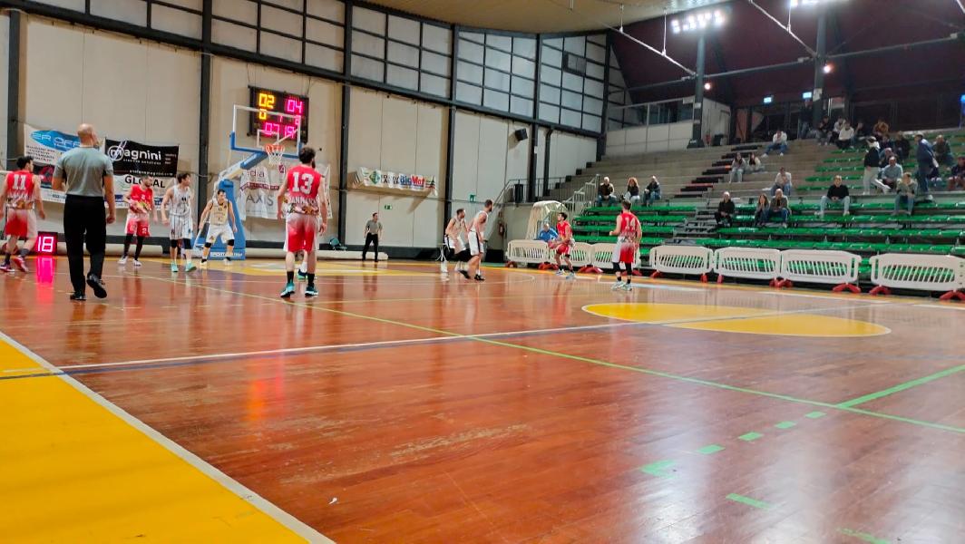 https://www.basketmarche.it/immagini_articoli/11-04-2024/playoff-atomika-spoleto-pareggia-conti-cannara-basket-600.jpg