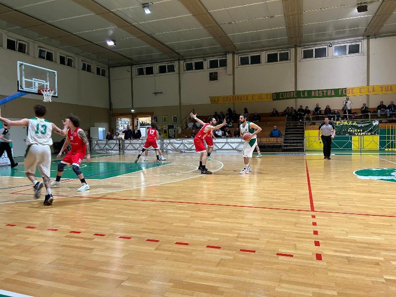 https://www.basketmarche.it/immagini_articoli/11-04-2025/playoff-basket-vadese-supera-autorit-amatori-severino-600.jpg