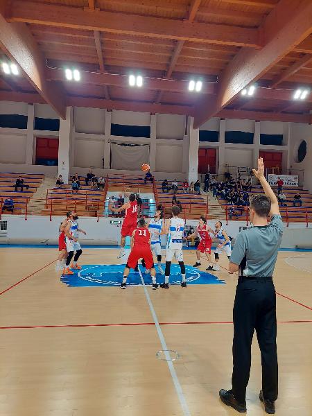 https://www.basketmarche.it/immagini_articoli/11-05-2022/playoff-montemarciano-conquista-pallacanestro-urbania-600.jpg