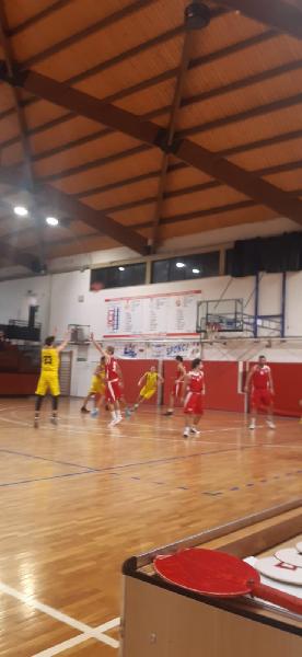 https://www.basketmarche.it/immagini_articoli/11-05-2023/playoff-ponte-morrovalle-espugna-campo-camerino-conquista-finale-600.jpg