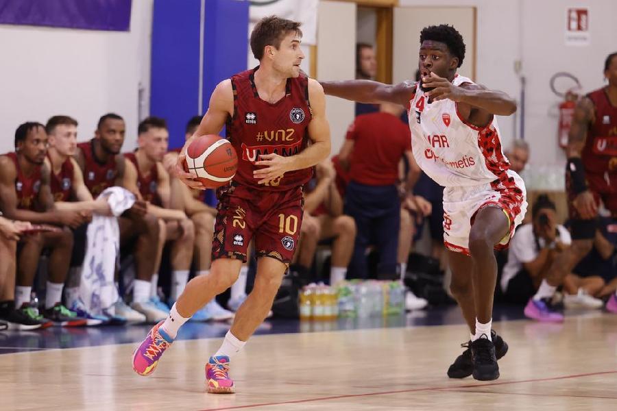 https://www.basketmarche.it/immagini_articoli/11-09-2023/reyer-andrea-nicolao-squadra-crescendo-giorno-dopo-giorno-600.jpg