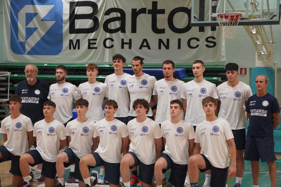 https://www.basketmarche.it/immagini_articoli/11-10-2023/bartoli-mechanics-vince-rimonta-campo-pallacanestro-urbania-600.jpg