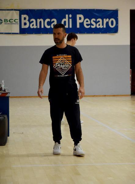 https://www.basketmarche.it/immagini_articoli/11-10-2023/pesaro-basket-coach-spagnoli-siamo-soddisfatti-esordio-pronti-lavorare-palestra-migliorarci-600.jpg