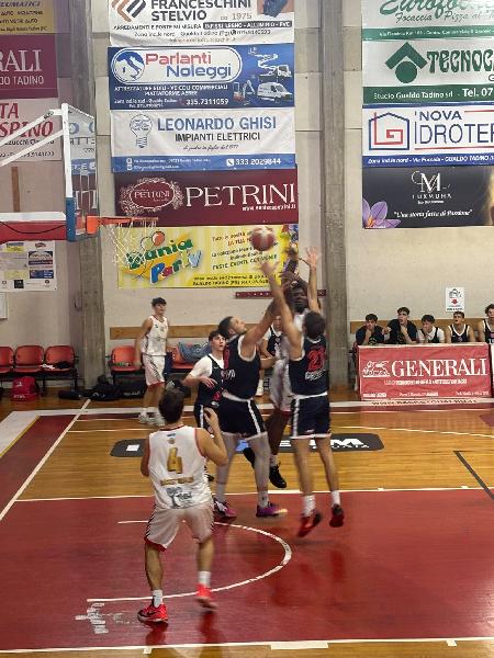 https://www.basketmarche.it/immagini_articoli/11-10-2026/basket-gualdo-vince-derby-basket-perugia-resta-imbattuto-600.jpg