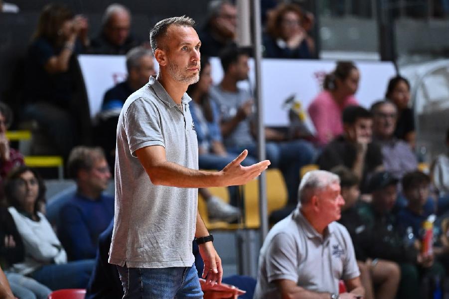 https://www.basketmarche.it/immagini_articoli/11-10-2026/loreto-pesaro-coach-ceccarelli-abbiamo-costruito-casa-paglia-dobbiamo-imparare-farla-mattoni-600.jpg