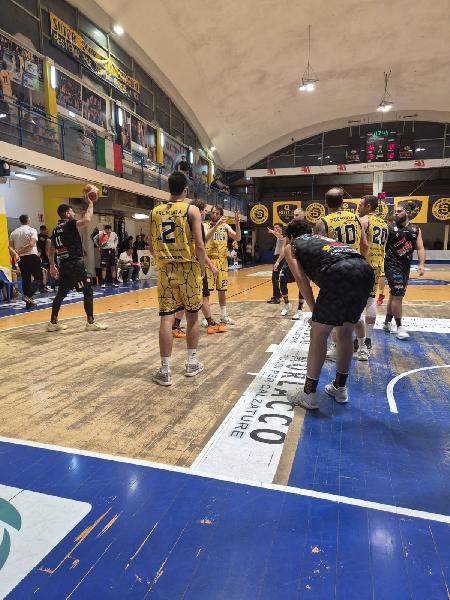 https://www.basketmarche.it/immagini_articoli/11-10-2026/sutor-montegranaro-ribalta-quarto-batte-pisaurum-pesaro-600.jpg