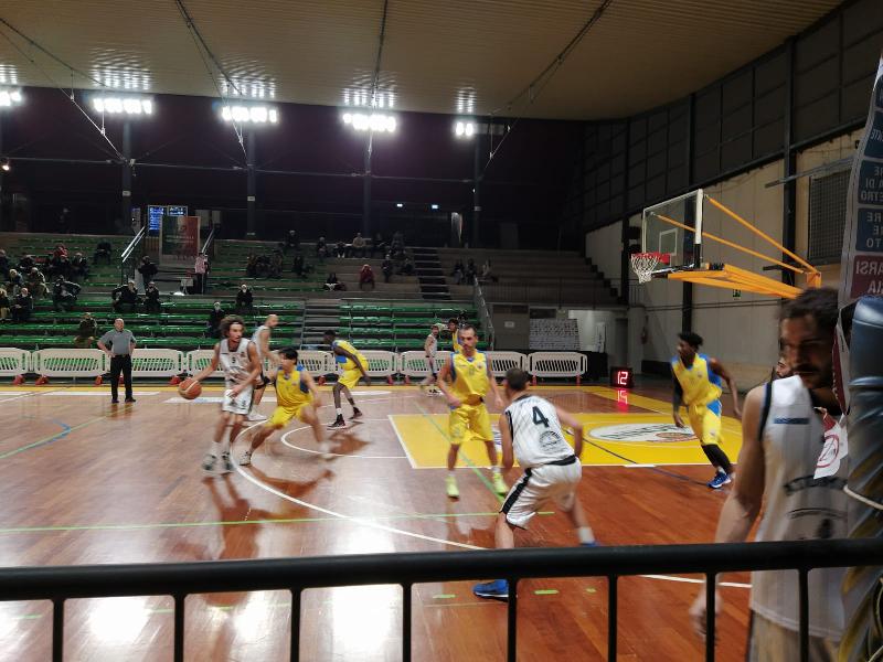 https://www.basketmarche.it/immagini_articoli/11-12-2021/atomika-spoleto-vince-match-basket-contigliano-grande-quarto-600.jpg