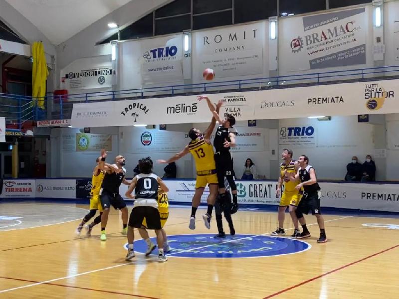 https://www.basketmarche.it/immagini_articoli/11-12-2021/milwaukee-becks-montegranaro-vincono-match-storm-ubique-ascoli-600.jpg