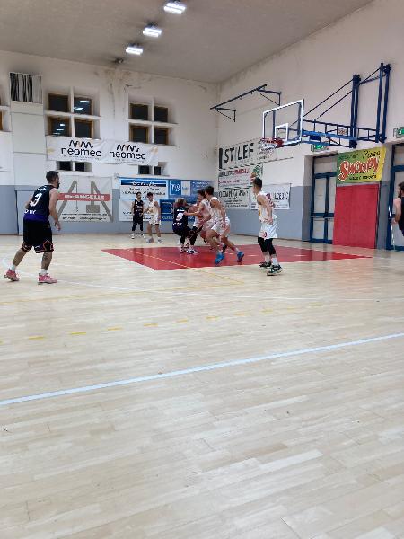 https://www.basketmarche.it/immagini_articoli/12-02-2023/pesaro-basket-vince-derby-real-basket-club-pesaro-dopo-supplementare-600.jpg