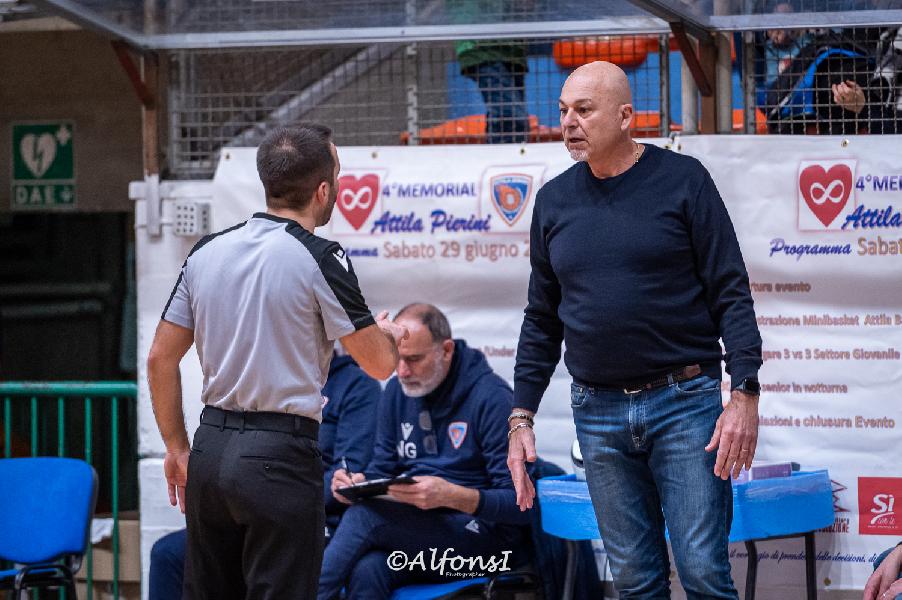 https://www.basketmarche.it/immagini_articoli/12-03-2025/attila-porto-recanati-coach-coen-viterbo-bisogno-quelli-hanno-giocato-meno-600.jpg