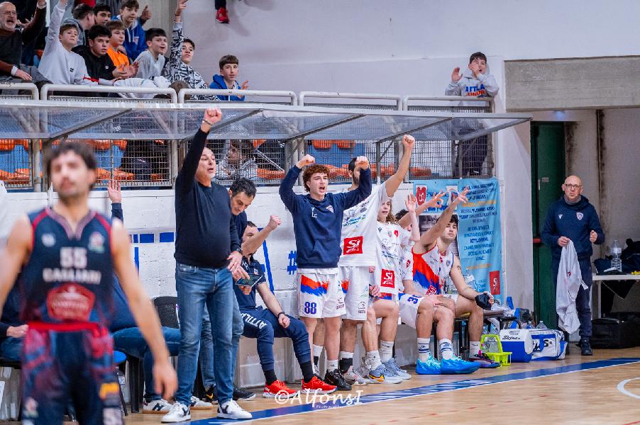 https://www.basketmarche.it/immagini_articoli/12-03-2025/attila-porto-recanati-espugna-campo-stella-azzurra-viterbo-600.jpg