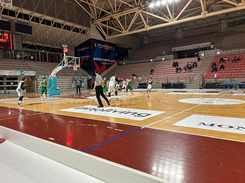 https://www.basketmarche.it/immagini_articoli/12-03-2025/basket-vadese-vince-recupero-campo-campetto-ancona-600.jpg