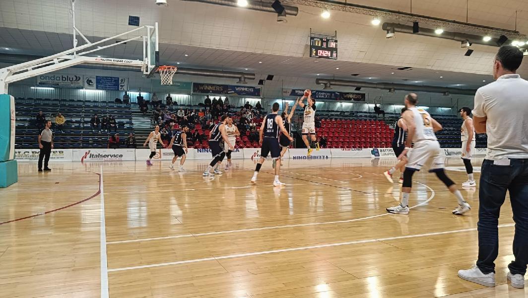 https://www.basketmarche.it/immagini_articoli/12-03-2025/loreto-pesaro-supera-basket-aquilano-solo-testa-classifica-600.jpg