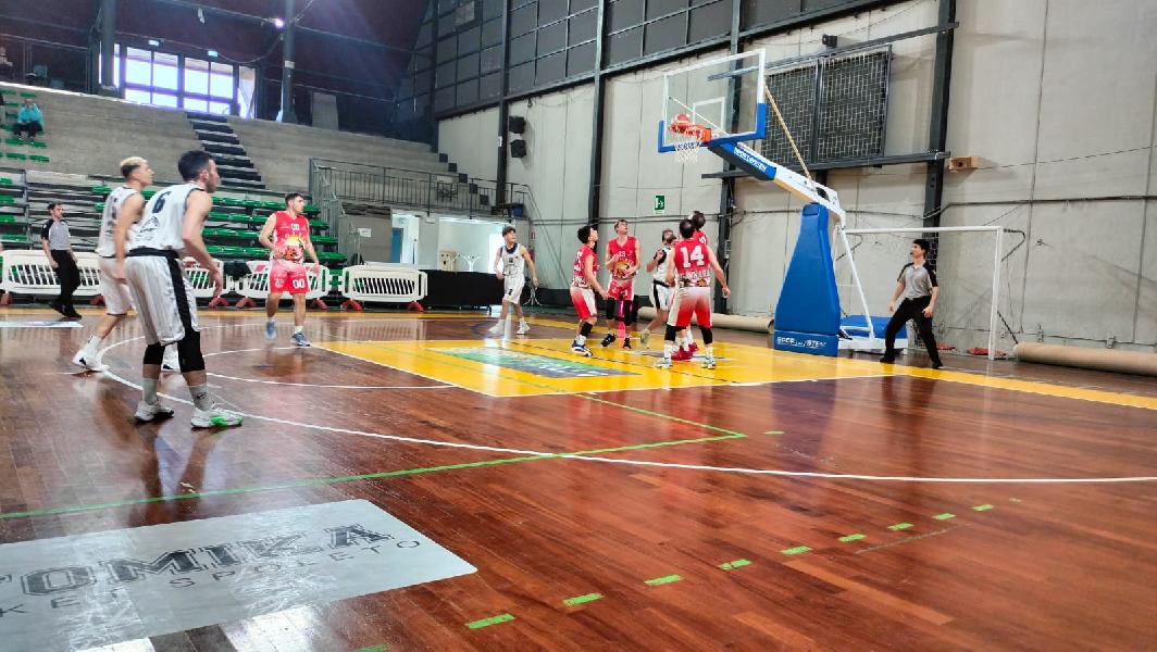 https://www.basketmarche.it/immagini_articoli/12-04-2025/atomika-spoleto-supera-cannara-basket-600.jpg