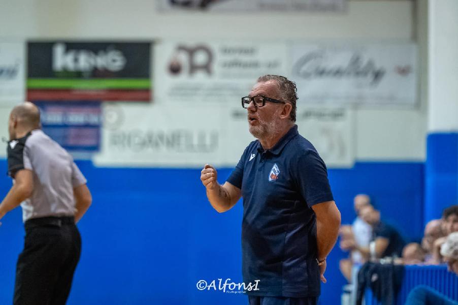 https://www.basketmarche.it/immagini_articoli/12-04-2025/virtus-civitanova-coach-domizioli-potrebbe-essere-giornata-molto-importante-diversi-scontri-diretti-600.jpg