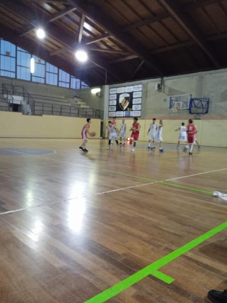 https://www.basketmarche.it/immagini_articoli/12-05-2022/playout-uisp-palazzetto-perugia-espugna-fara-sabina-conquista-salvezza-600.jpg