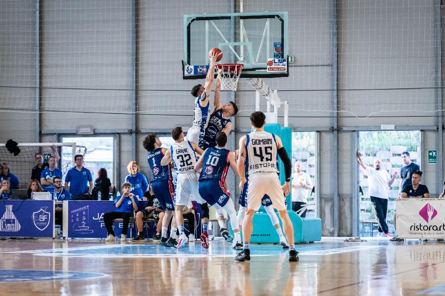 https://www.basketmarche.it/immagini_articoli/12-05-2024/playoff-janus-fabriano-conquista-gema-montecatini-semifinale-600.jpg
