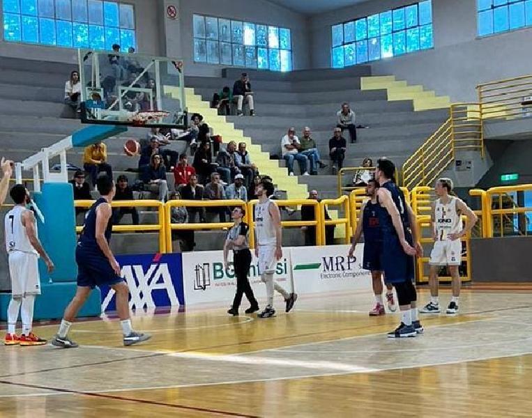 https://www.basketmarche.it/immagini_articoli/12-05-2024/playoff-robur-osimo-supera-titano-marino-vola-finale-600.jpg