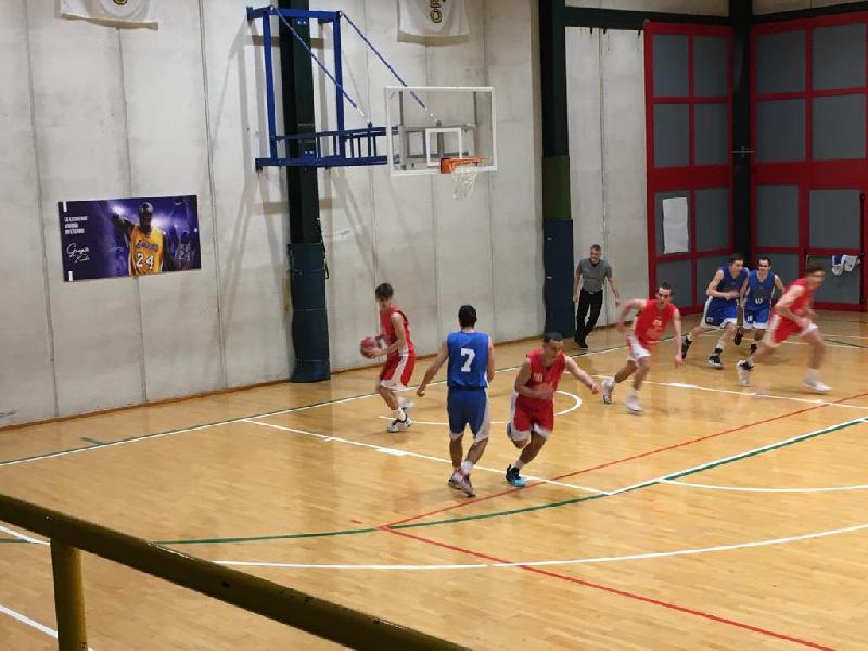 https://www.basketmarche.it/immagini_articoli/13-02-2022/pallacanestro-ellera-impone-uisp-palazzetto-perugia-600.jpg