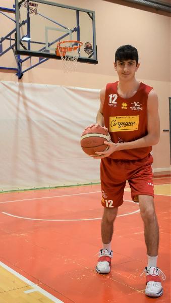 https://www.basketmarche.it/immagini_articoli/13-03-2023/pesaro-umberto-stazzonelli-sogno-quello-diventare-giocatore-professionista-600.jpg