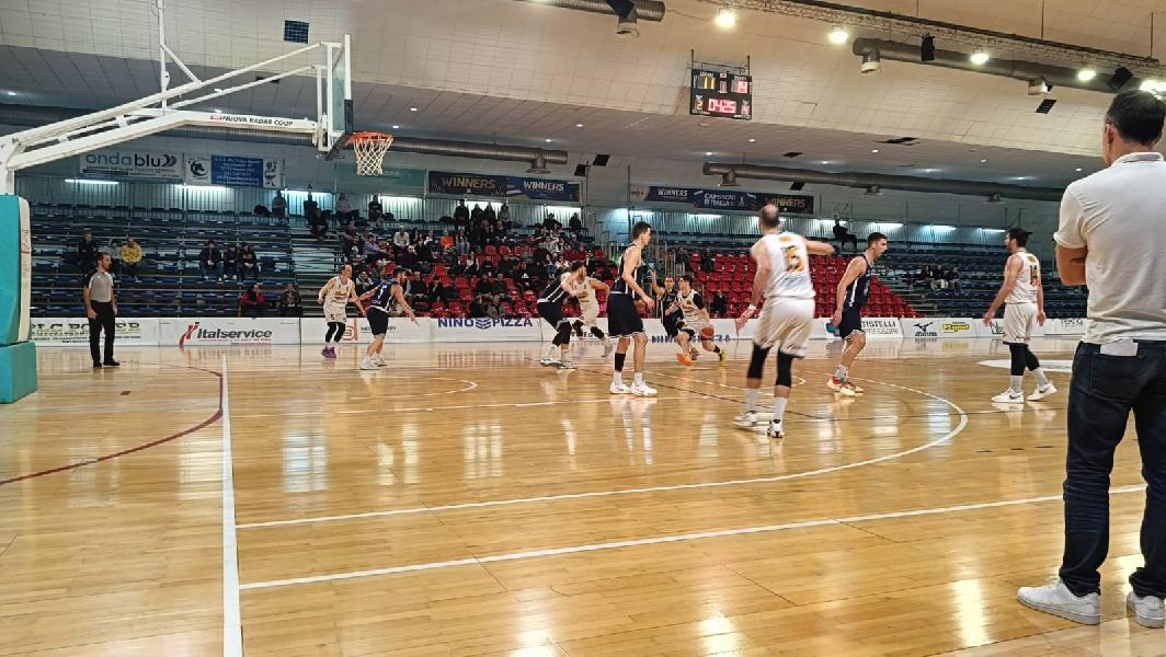 https://www.basketmarche.it/immagini_articoli/13-03-2025/loreto-pesaro-meglio-basket-aquilano-resta-solo-testa-classifica-600.jpg