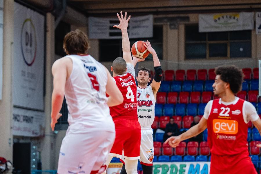 https://www.basketmarche.it/immagini_articoli/13-03-2025/pallacanestro-senigallia-supera-autorit-vasto-basket-conferma-posto-classifica-600.jpg