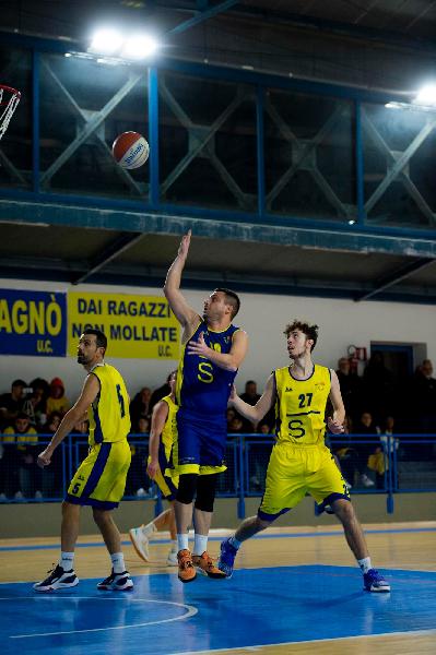 https://www.basketmarche.it/immagini_articoli/13-04-2024/castelfidardo-vince-derby-giallo-600.jpg