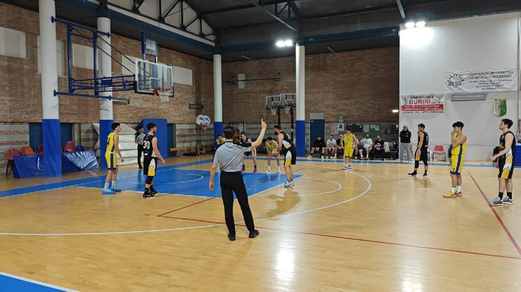https://www.basketmarche.it/immagini_articoli/13-04-2025/castelfidardo-sfida-roosters-senigallia-600.jpg