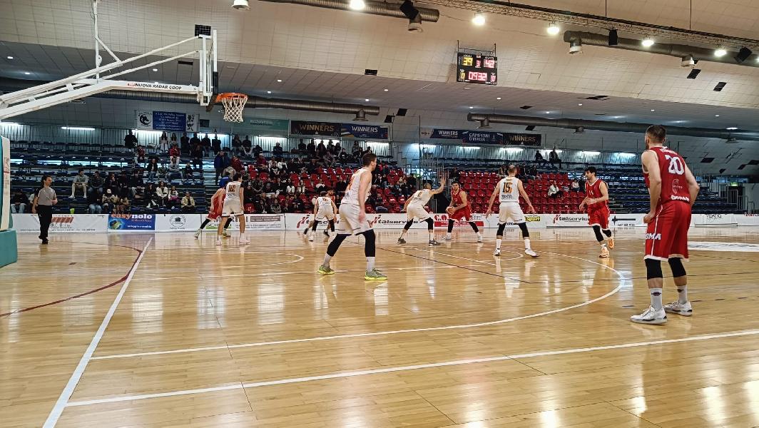 https://www.basketmarche.it/immagini_articoli/13-04-2025/loreto-pesaro-ritrova-vittoria-carver-roma-decide-tripla-battisti-600.jpg