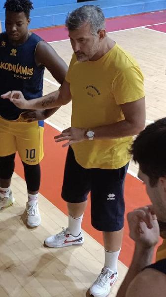 https://www.basketmarche.it/immagini_articoli/13-07-2023/ufficiale-andrea-riciputi-allenatore-chiaravalle-basket-600.jpg