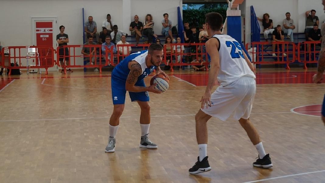 https://www.basketmarche.it/immagini_articoli/13-09-2019/memorial-mazzoni-janus-fabriano-supera-ferrara-basket-finale-sfida-tramec-cento-600.jpg